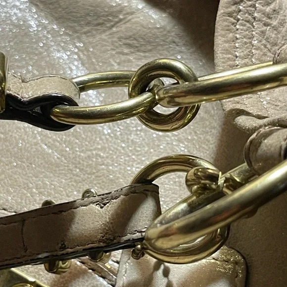 ✨ The Coach Kristin Tote: Effortless Style & Spacious Function - Picture 11 of 14